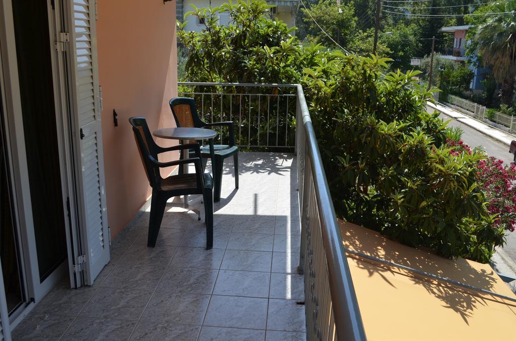 Hotel Loula Rooms And Apartments Kamena Vourla Quarto foto